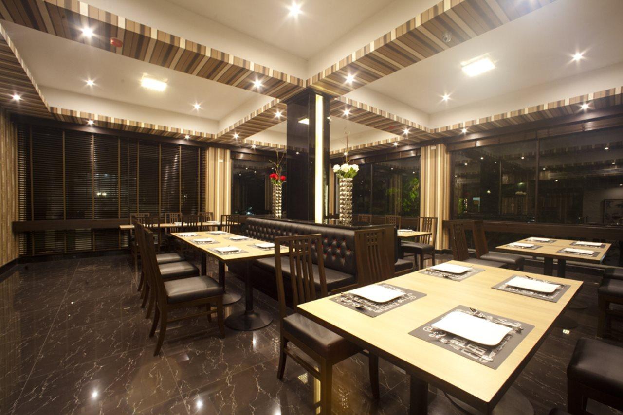 Chateau De Sukhumvit Bangkok Exterior photo